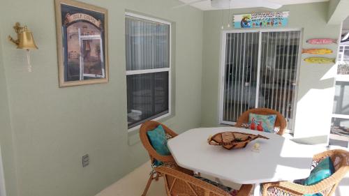 Little Peace Of Paradise At Villa Willow Wood Home - image 9