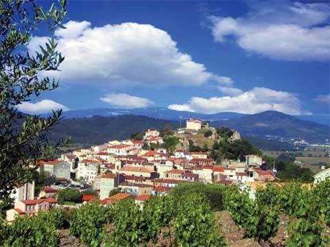 La Cle Des Songes Set in a prime location of Pierrefeu-du-Var, La Clé Des Songes puts everything the city has to offer just outside your doorstep. The hotel offers a wide range of amenities and perks to ensure you hav