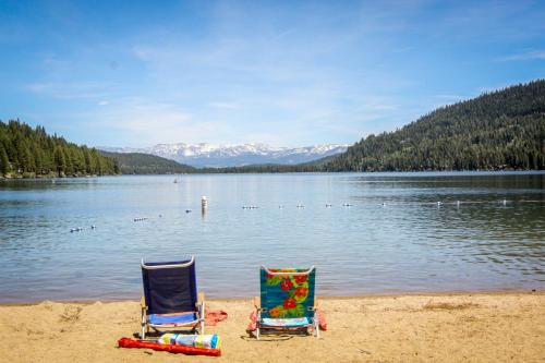Classic Donner Lake View Cabin - image 3