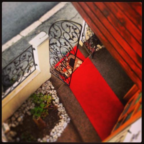Halvat Guesthouse - image 11