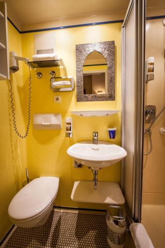 Standard Single Room image 3