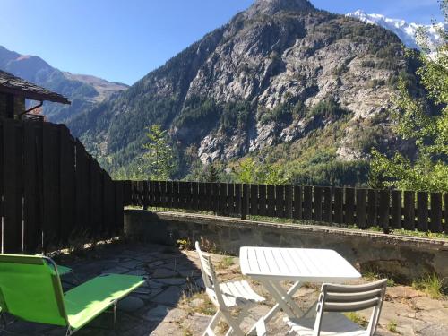  Caratteristico Bilocale con Terrazzo Panoramico, Pension in Courmayeur