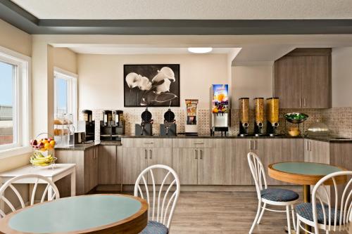 Travelodge by Wyndham Calgary South - image 2