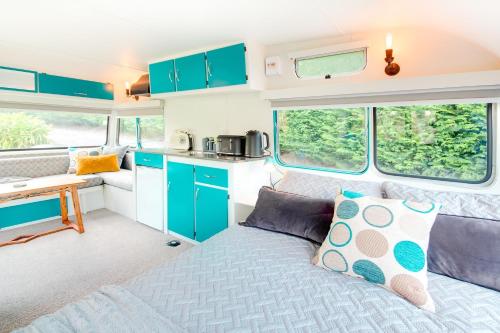 MountViews Glamping- retro caravan getaway