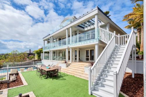 Orakei Grandeur Mansion with Sea Views & Pool - Accommodation - Auckland