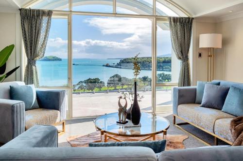 ฝักบัว, Orakei Grandeur Mansion with Sea Views & Pool in โอราไก