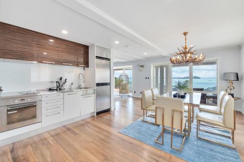 บริการและสิ่งอำนวยความสะดวก, Orakei Grandeur Mansion with Sea Views & Pool in โอราไก