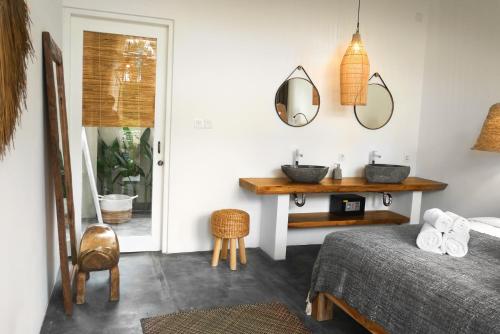 King Suite with Pool View image 9