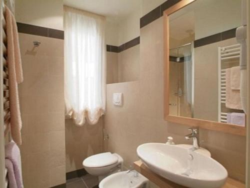 Double or Twin Room image 10