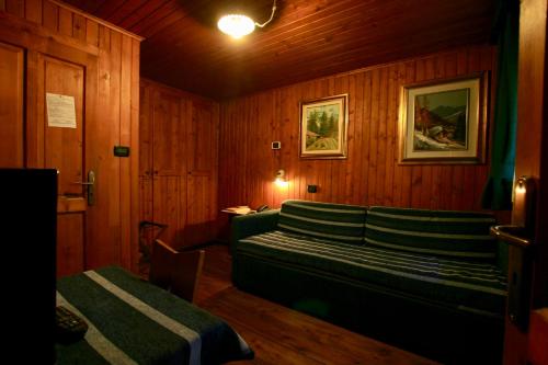 3 twin beds