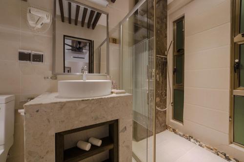 Deluxe Double Room (Free Return Airport Transfer) image 10