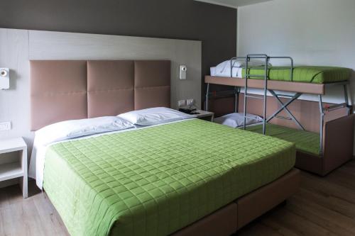 1 queen bed, 1 bunk bed