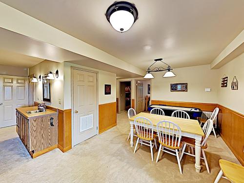 New Listing! Luxe Cabin Near Great Smoky Mountains Home - image 5