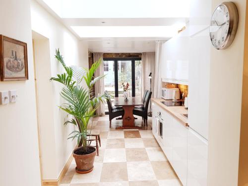 Pretty Maida Vale Apartments 3