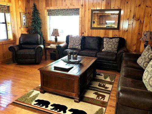 Bearly Rustic Cabin - image 9