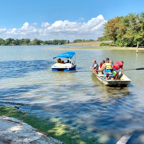 A Hotel Com B R Lakeside Cabins Rvs Retreat Holiday Park
