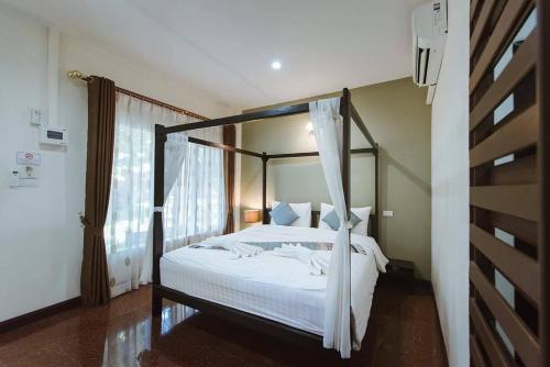 Park & Pool Resort Room Type - Superior King Room
