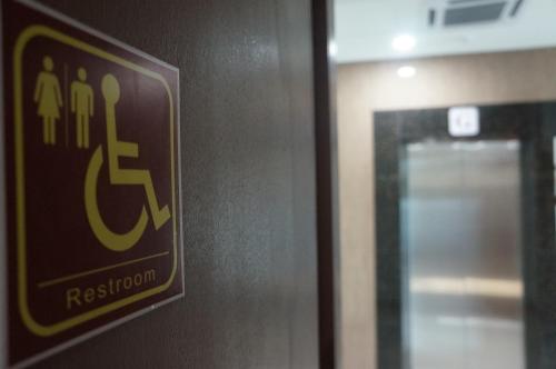 衛浴, 拉布安加蒂飯店 (LABUAN JATl HOTEL) in 納閩