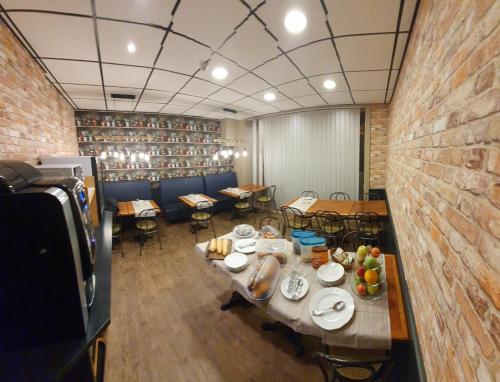 Food and beverages, Hotel de la Poste near Eglise Saint Pierre du Queyroix