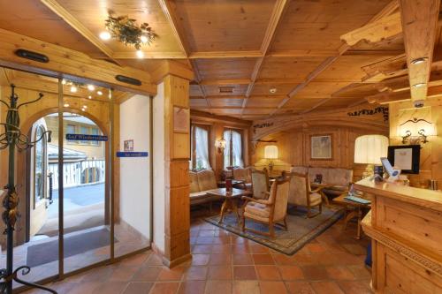 Vestibule, Hotel Alpenroyal in Zermatt