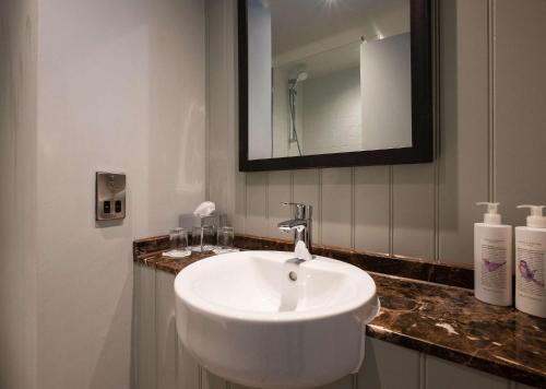 Bridge Hotel - image 6