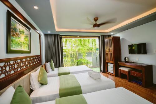 Triple Room with Balcony room in Tue Tam Garden Villa