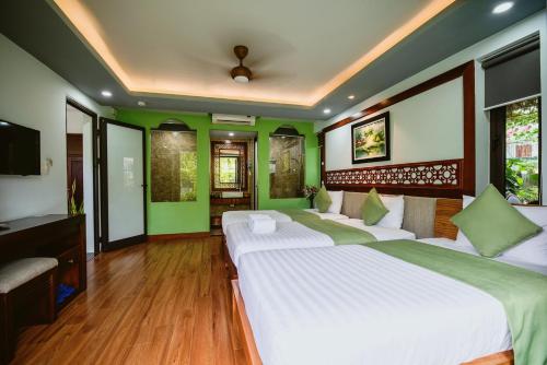 Triple Room with Balcony image 7