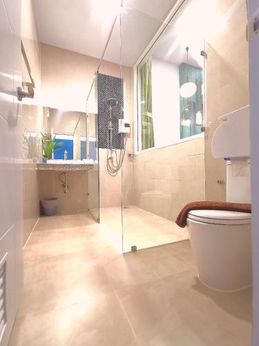 Bathroom, เดอะชาลี The Charlie in Nai Wiang