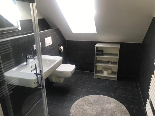 Fürdőszoba, Ferienwohnung Asum in Dasing