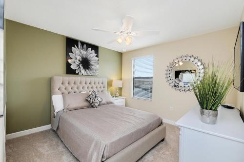 Beautifully decorated 6 beds at Champions Gate - main image