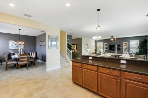 Beautifully decorated 6 beds at Champions Gate - image 2