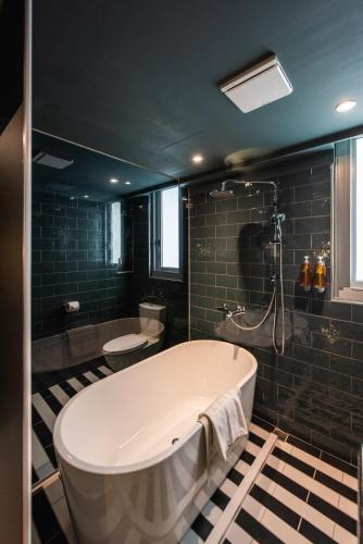 room detail thumbnail 2