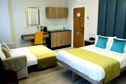 1 Craven Hill Gardens Room Type - Family Suite