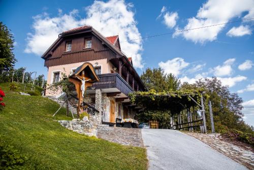 Unterkunft von außen, Authentic Countryside Villa with Hot tub in Senovo