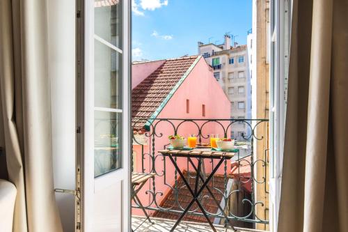 LovelyStay - Sunny flat w/ balcony overseeing Graca and River