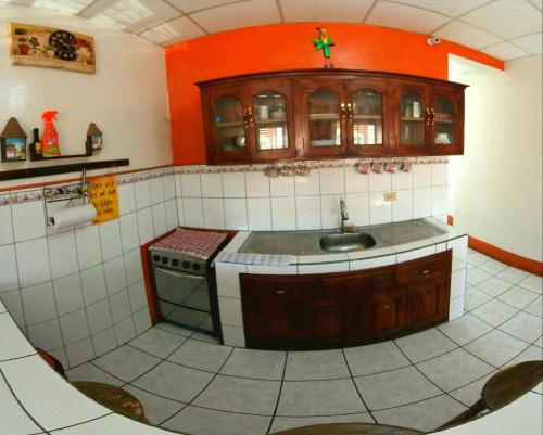 호스탈 브리사스 이 올라스 (Hostal Brisas y Olas) in 샌 주안 델 수르