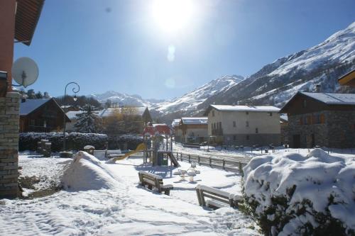 Apartment with Mountain View