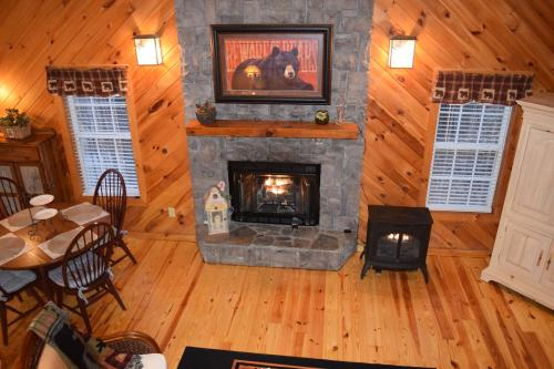 Lilac Cottage - Cozy 2 Bedroom Cabin with Kitchen - image 9