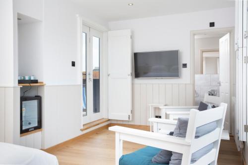 Boat House - image 11