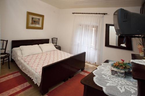 Apartment Marija-15m from the sea - image 3