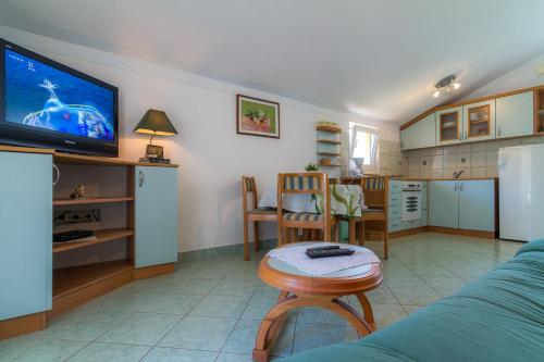 Apartments Anđeo - 80m from beach - image 8