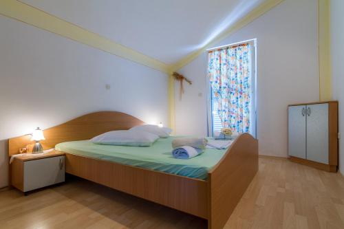 1 queen bed, 1 sofa bed