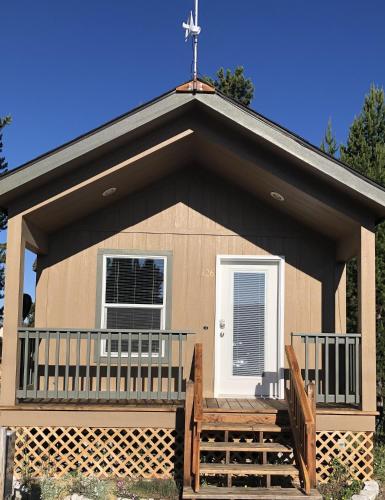Cozy Yellowstone Cabin Located in Town