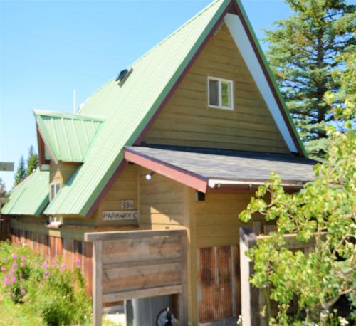New Listing! Charming Cabin!