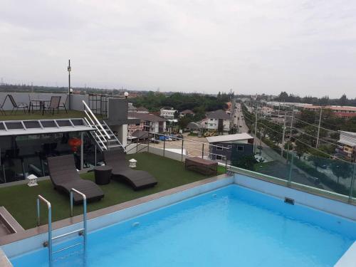 綠茵中央套房酒店 (The Greenery Central Suites) in 清邁San Sai