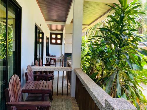 Balcony/terrace, Lanta Phongpipat Resort in Klong Tob Beach