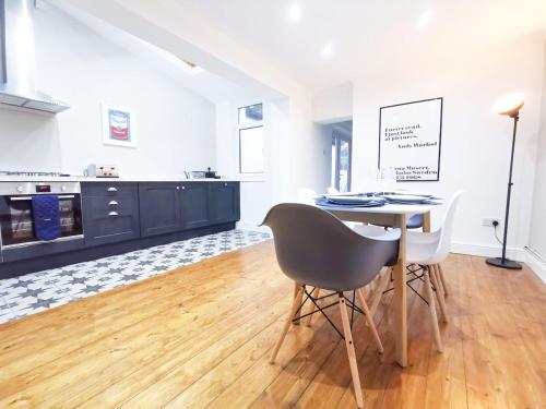 keuken, Railway Street by Switchback Stays in Splott