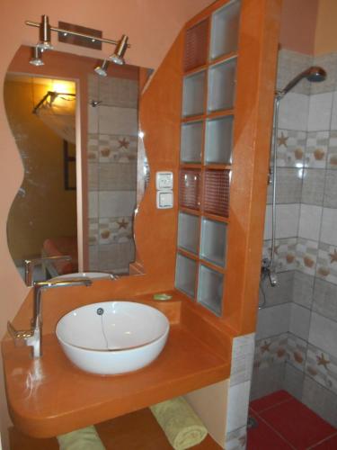 Ванная комната, hotel trecicogne in Мурундава