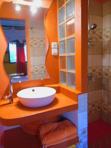 浴室, hotel trecicogne in 莫隆達瓦