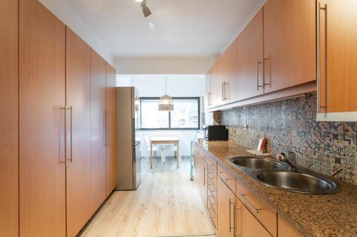 Konyha, FLH Cascais Spacious Apartment with Balcony in Marinha